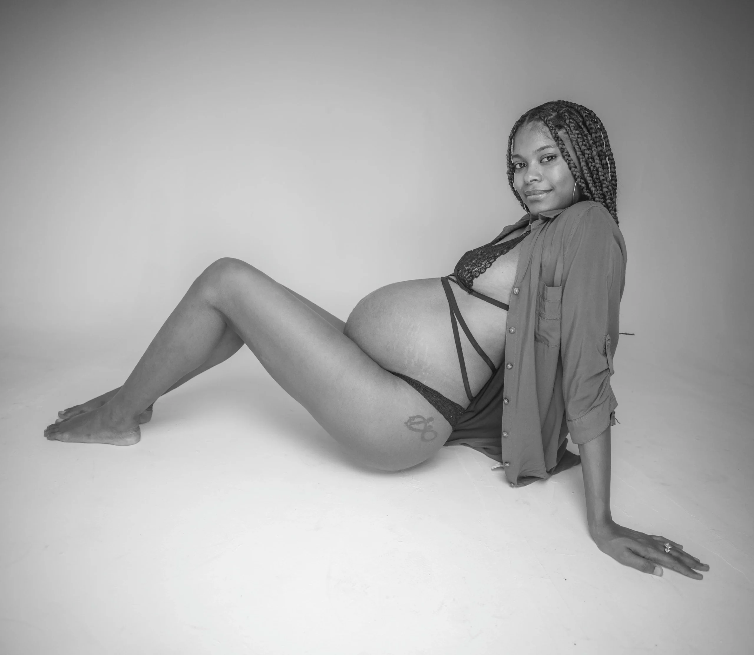 Mujer embarazada en un estudio fotográfico en Santo Domingo