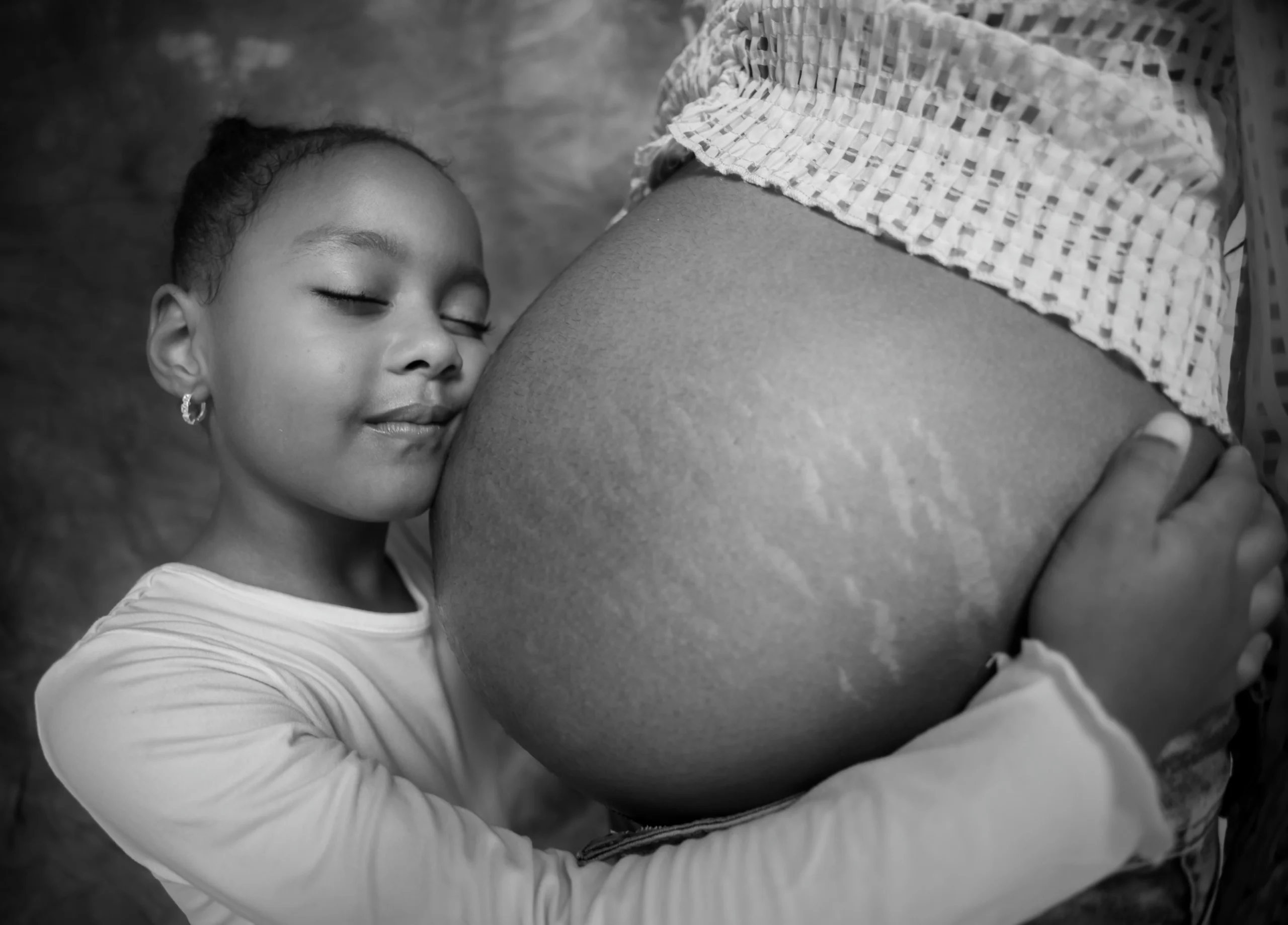 Mujer embarazada posando en un estudio con poses creativas