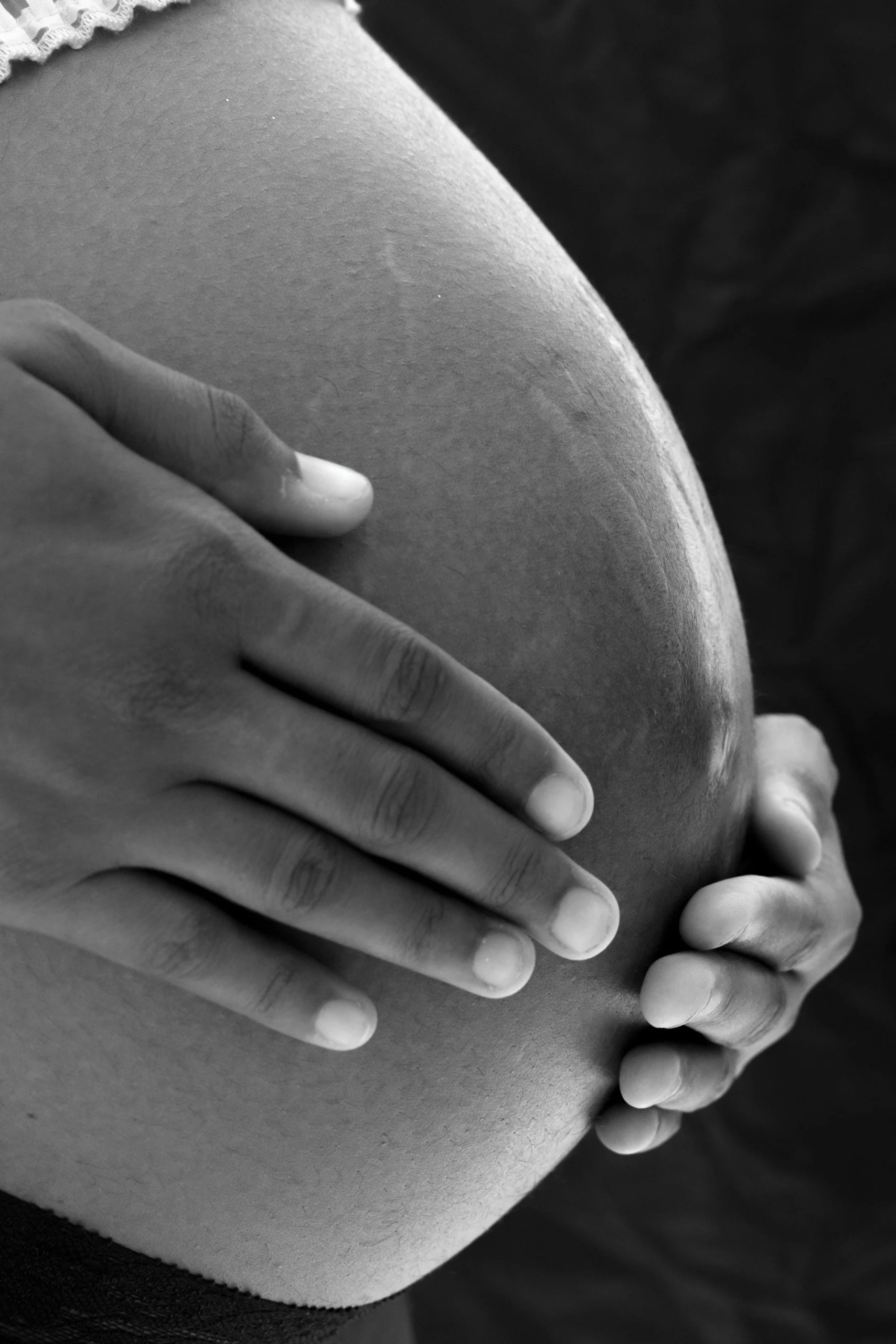 Mujer embarazada posando en un estudio en Santo Domingo