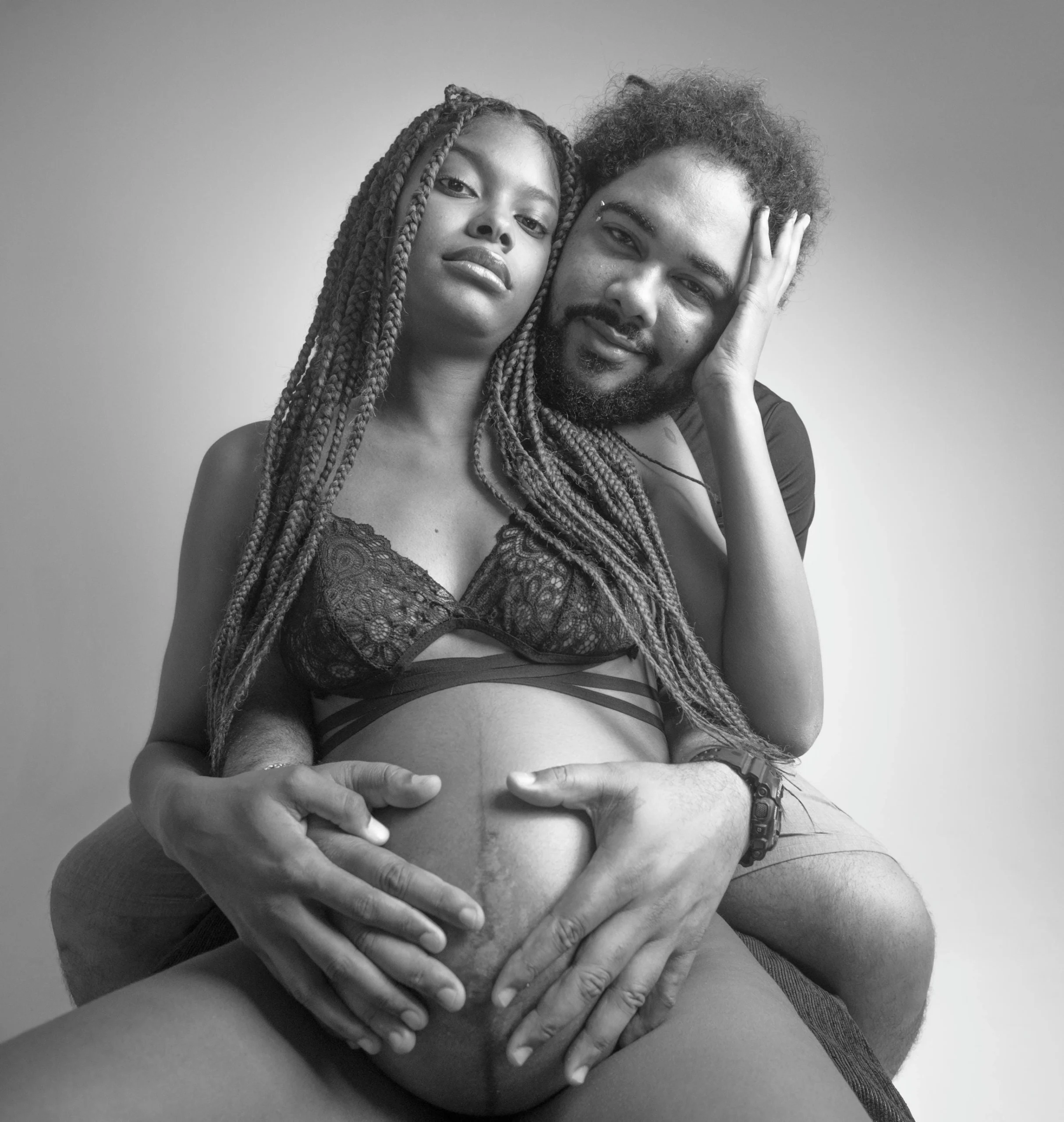 Mujer embarazada posando en un estudio en Santo Domingo, con un fondo creativo y iluminación profesional