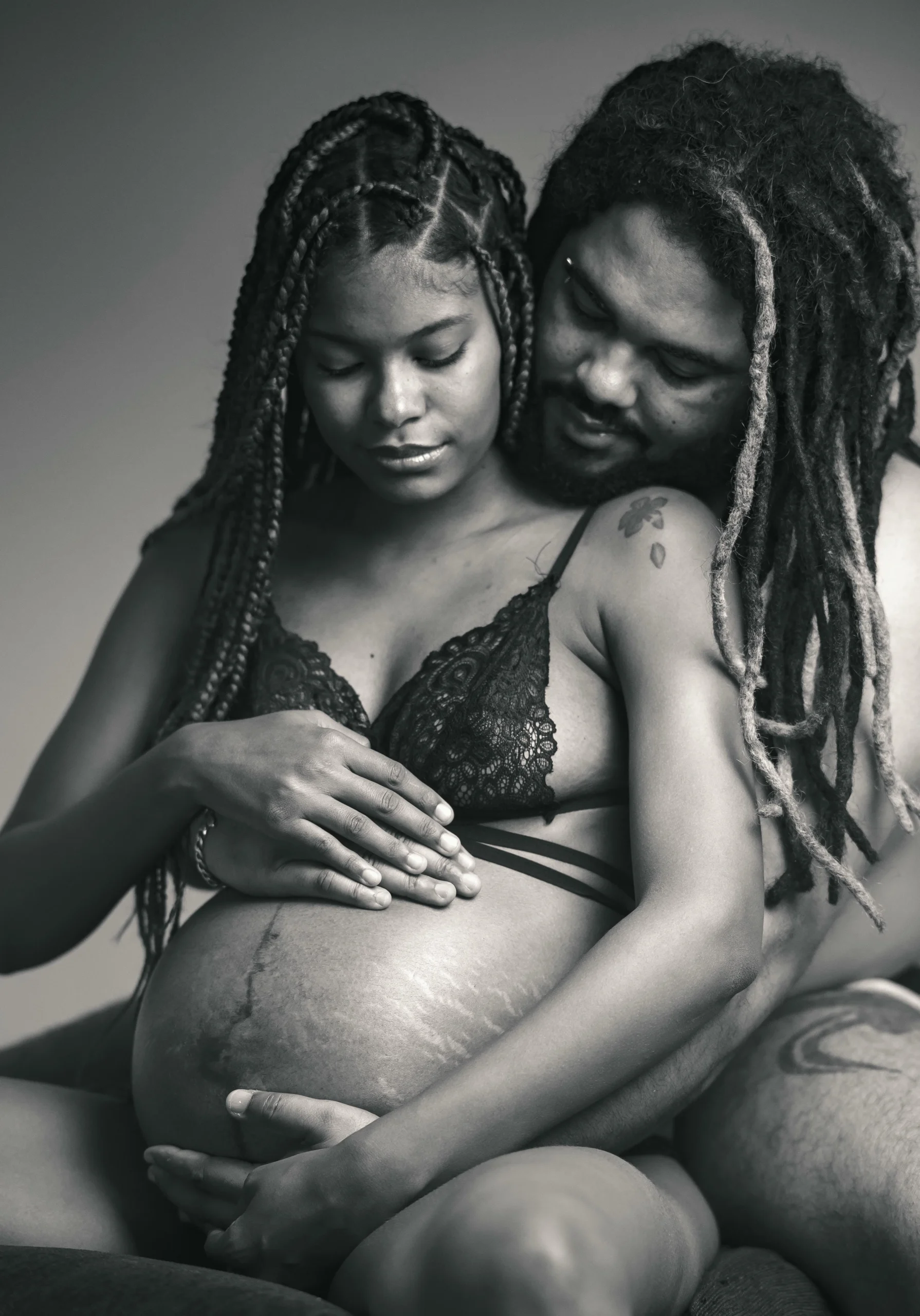 Mujer embarazada posando en un estudio en Santo Domingo, con un baby bump resaltado por iluminación profesional y un fondo minimalista.