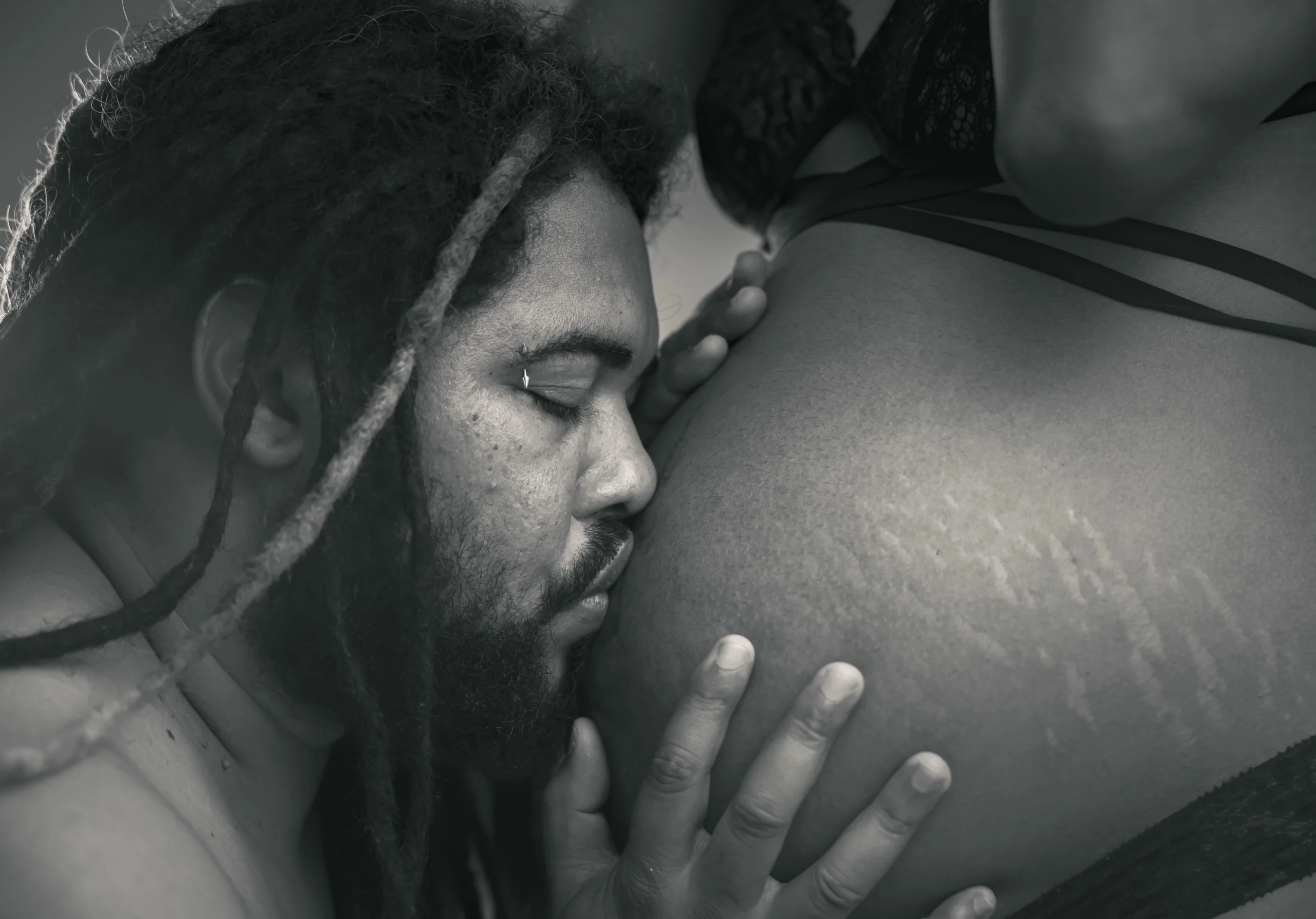 Mujer embarazada en un estudio fotográfico en República Dominicana, posando con un vestido fluido y un fondo elegante que resalta su baby bump.