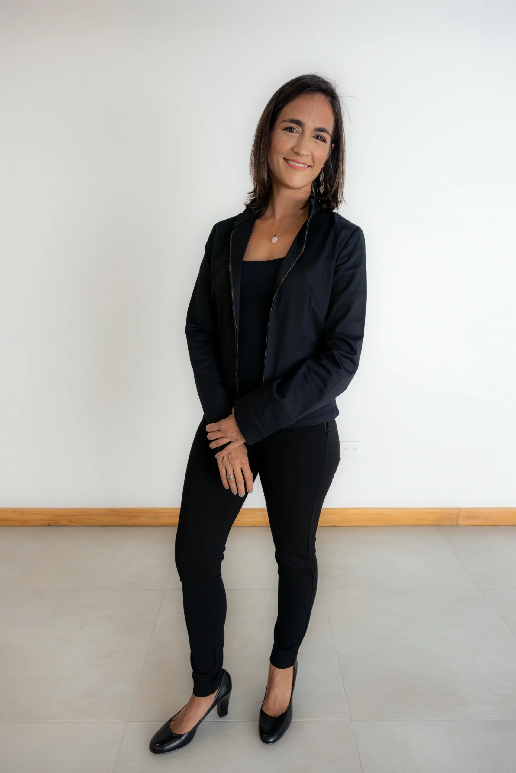Fotos de equipo corporativo posando en estudio en República Dominicana.