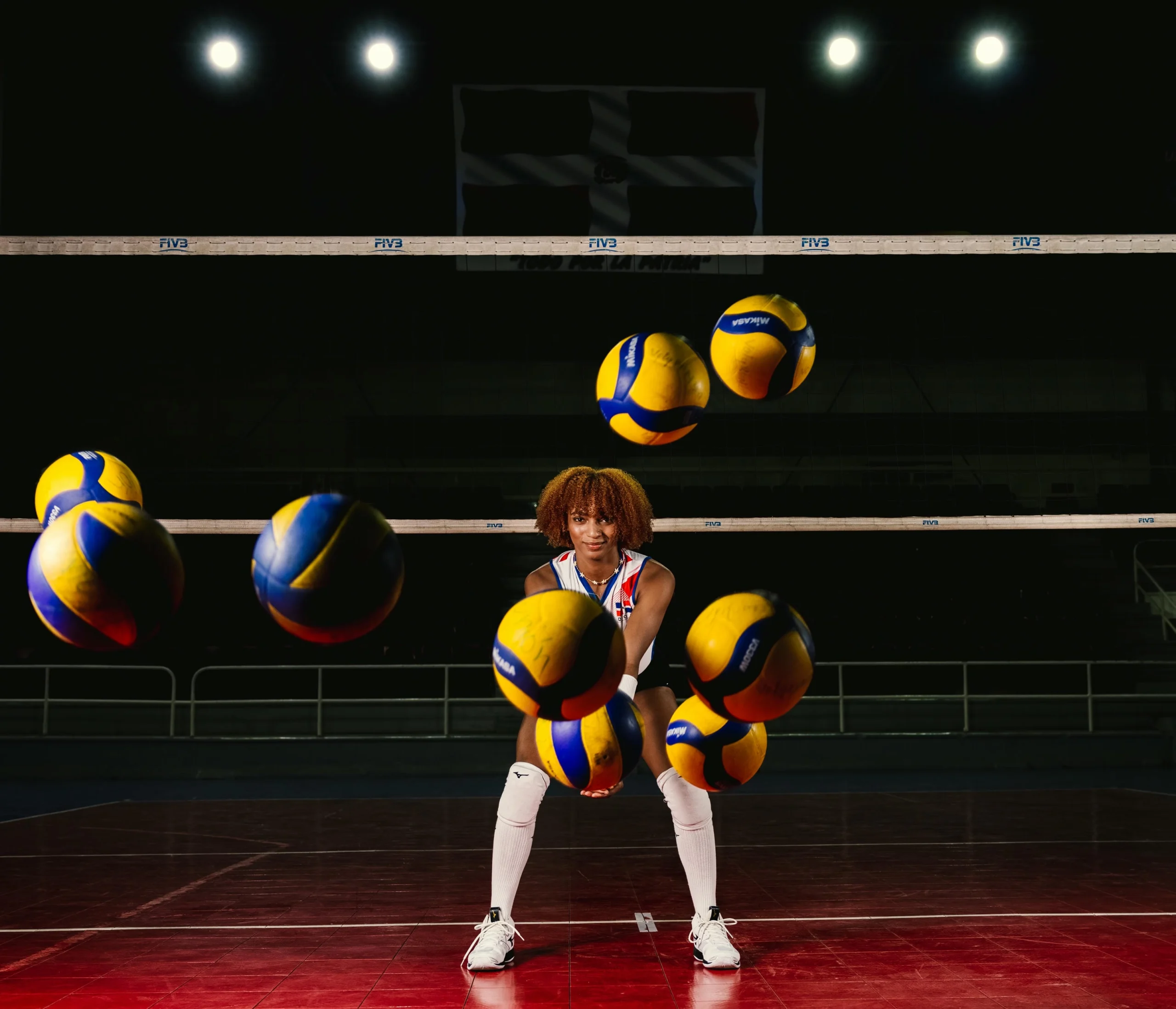 Sesión de fotos deportivas de voleibol en exteriores con iluminación artificial en Santo Domingo.
