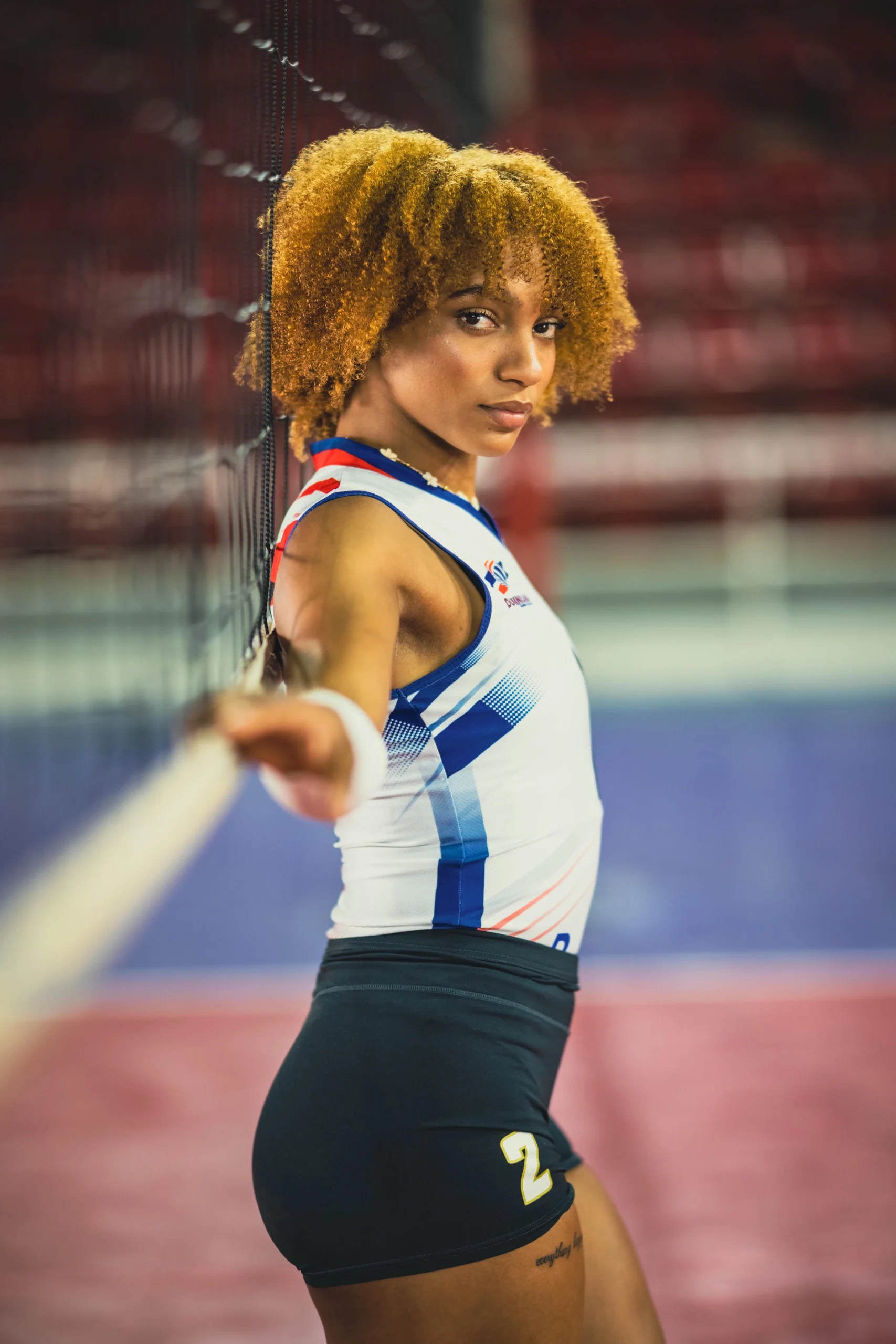 Retrato de equipo de voleibol en acción con flash en Santo Domingo, República Dominicana.

