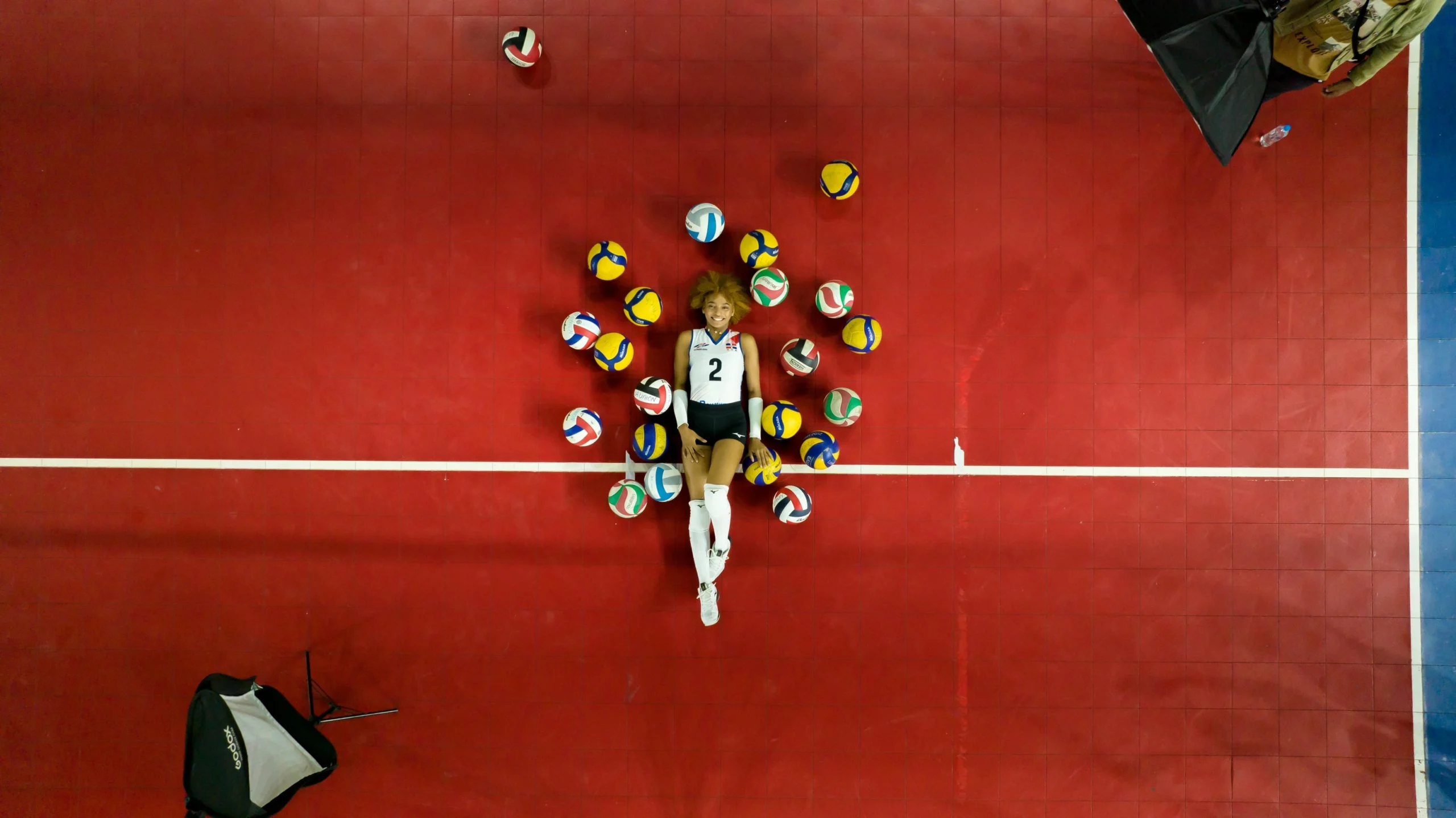 Fotografía de jugador de voleibol en remate con iluminación profesional en Santo Domingo.