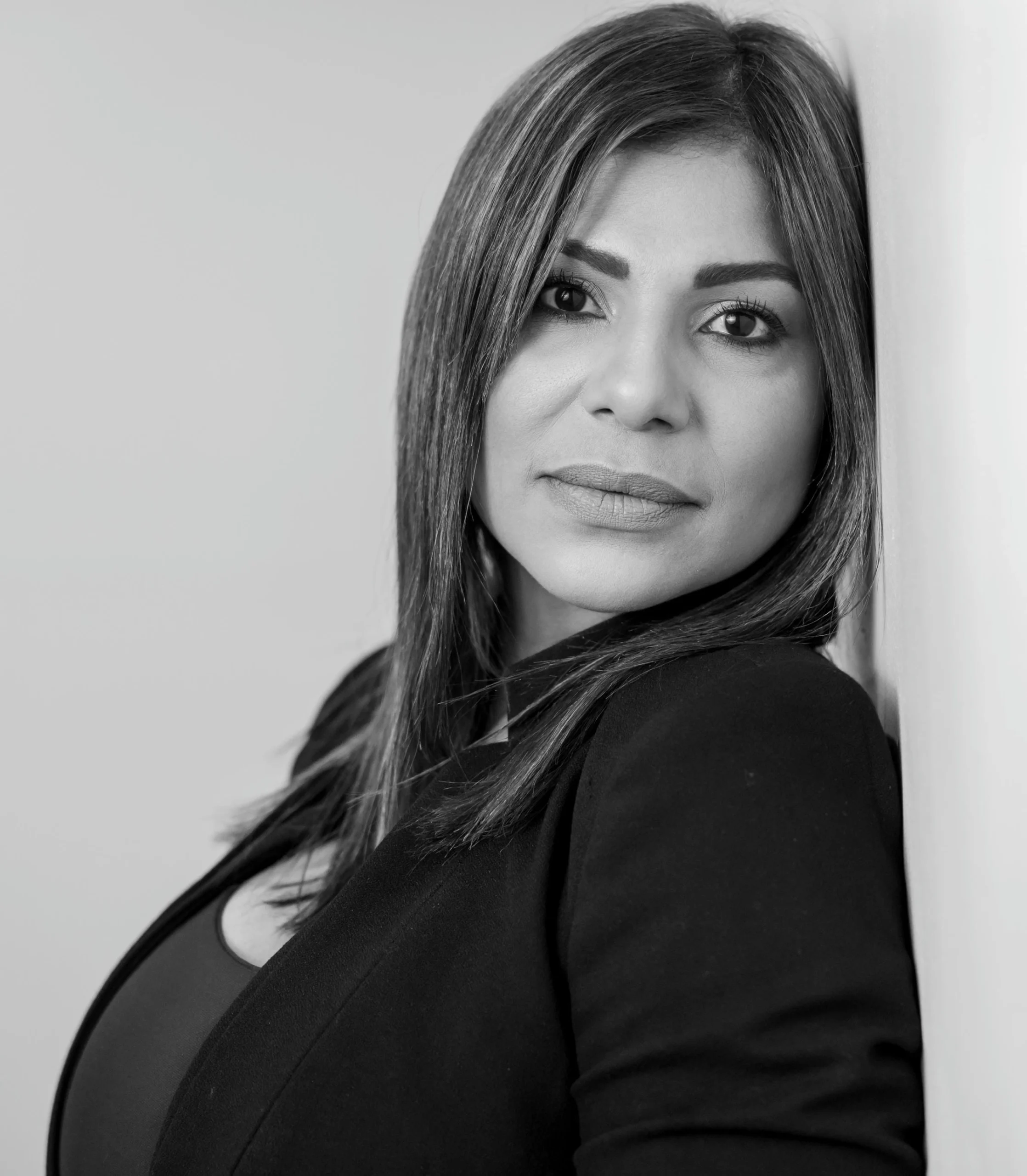 Fotografía corporativa de grupo de trabajo en estudio en República Dominicana.
