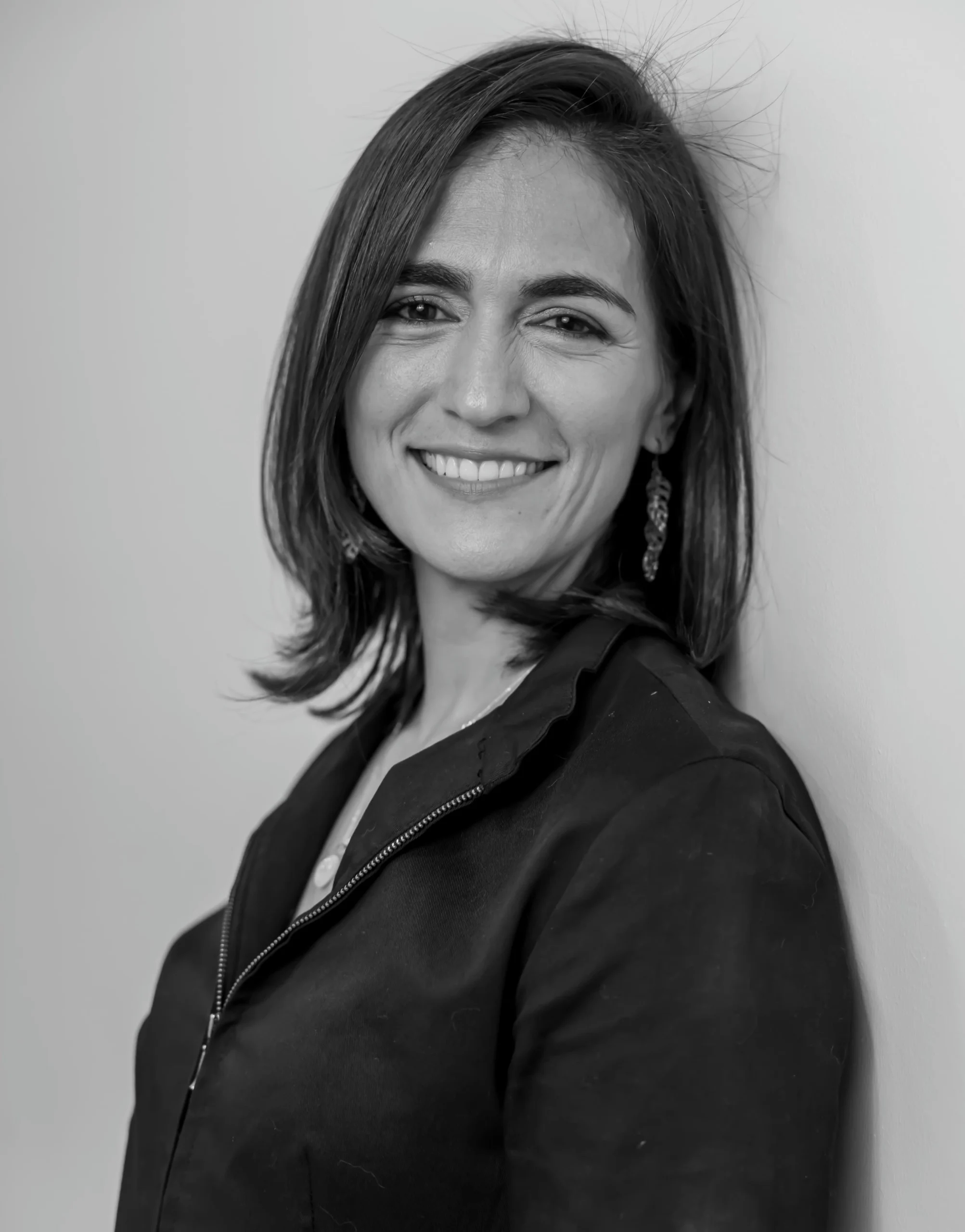 Retrato profesional para LinkedIn tomado en un estudio en Santo Domingo.