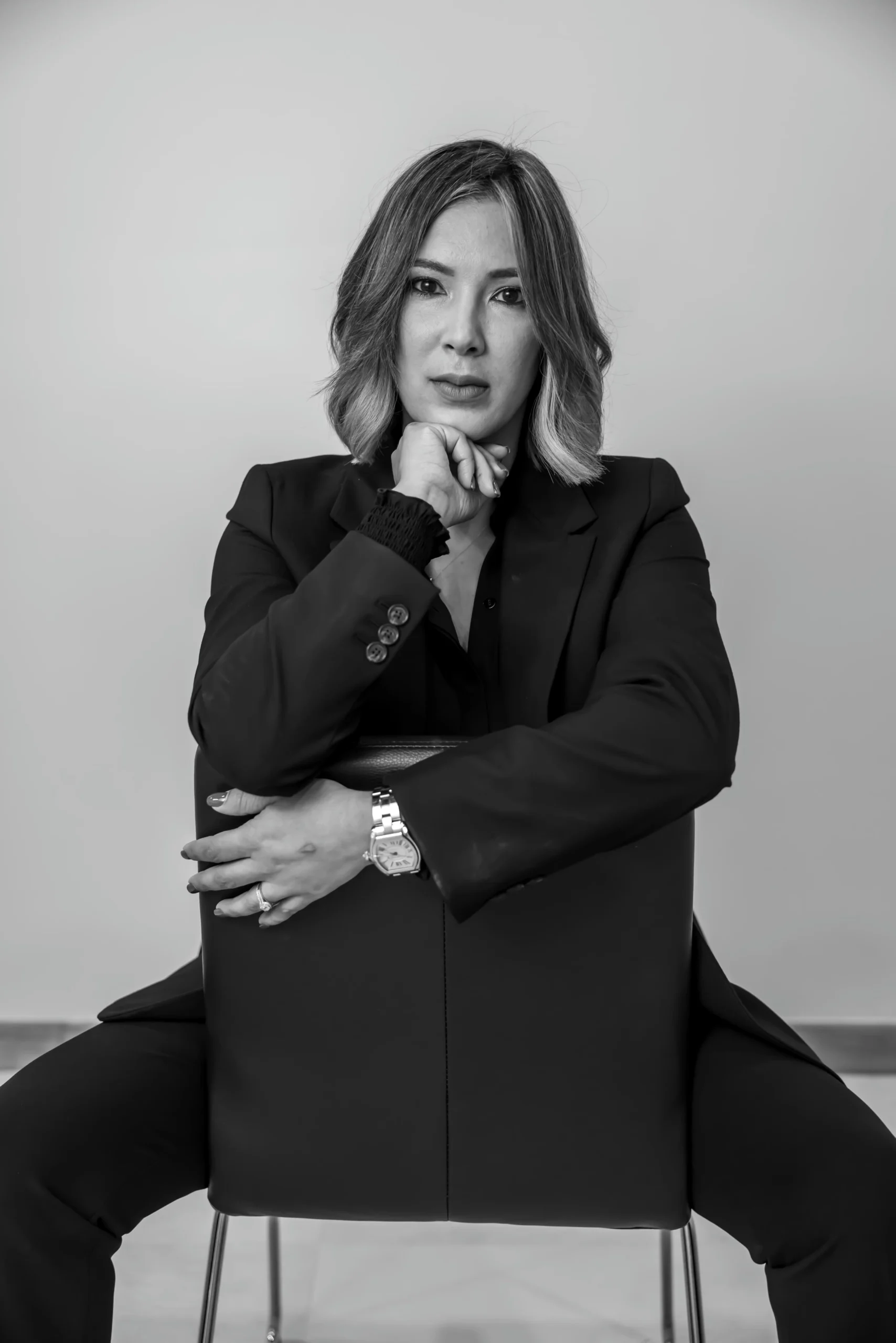 Retrato ejecutivo con traje formal en estudio profesional en Santo Domingo.