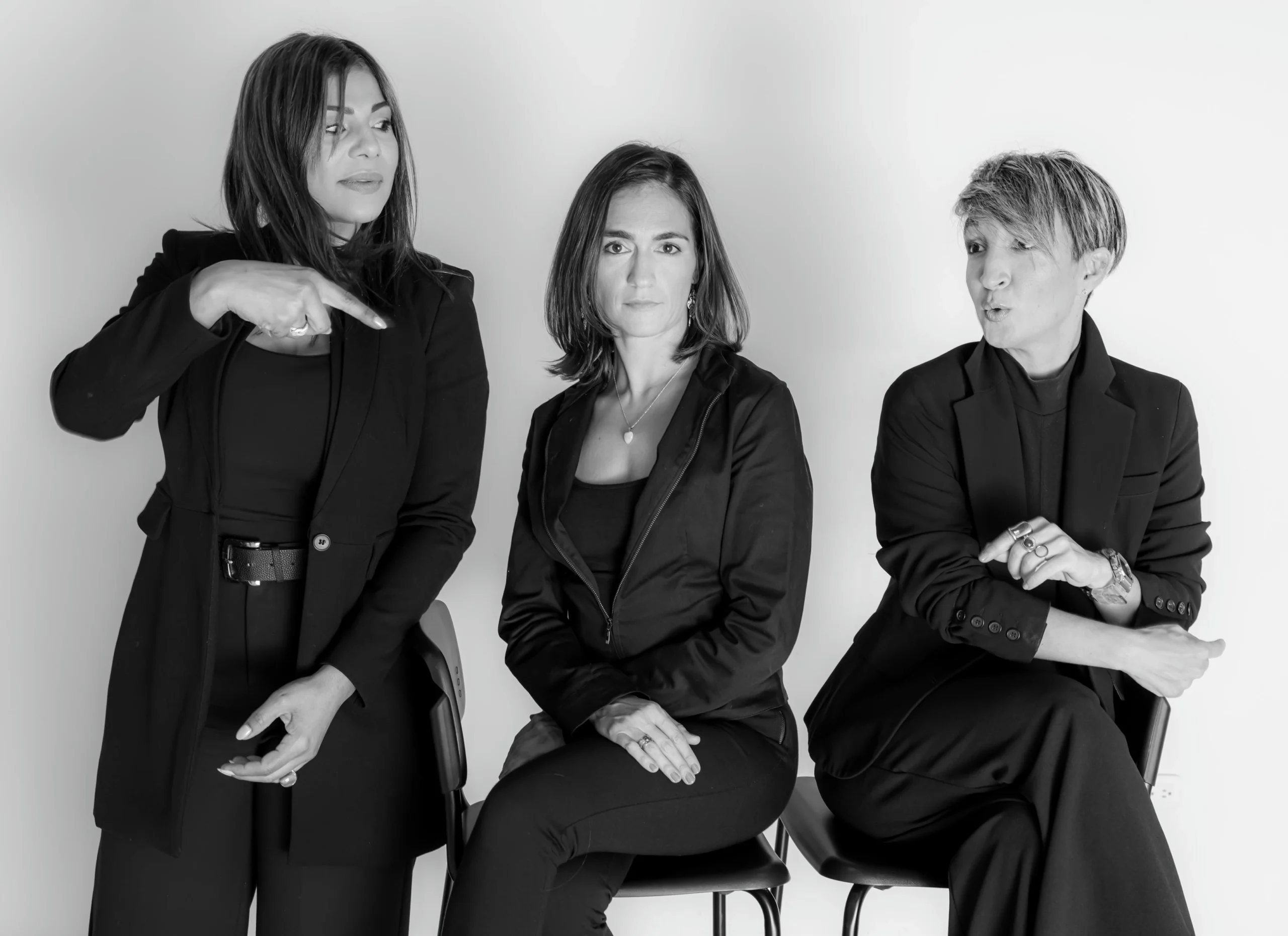 Sesión de fotos de retratos corporativos en un estudio con fondo neutro para uso empresarial.