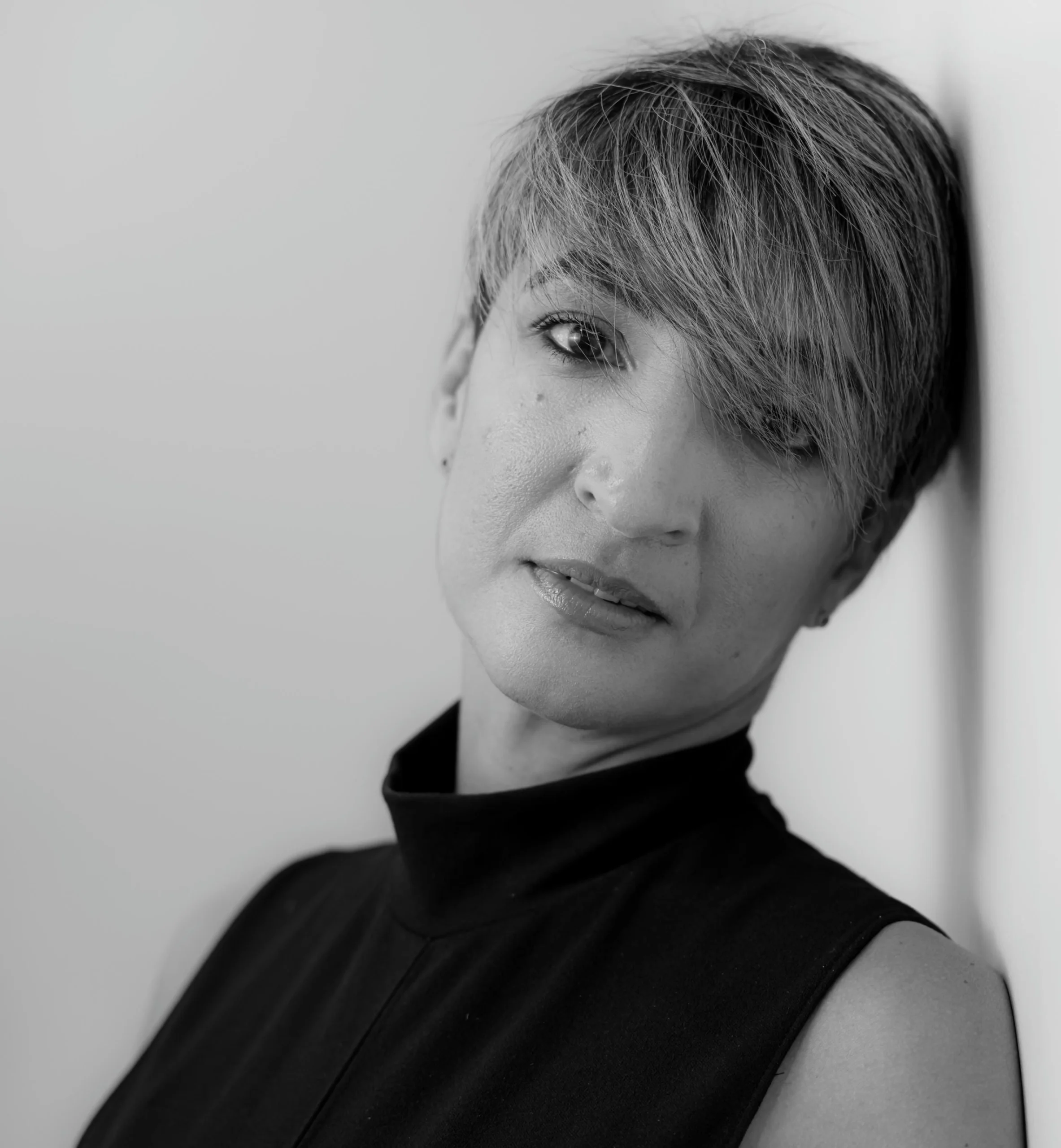 Sesión de retrato ejecutivo en un estudio profesional con fondos neutros.