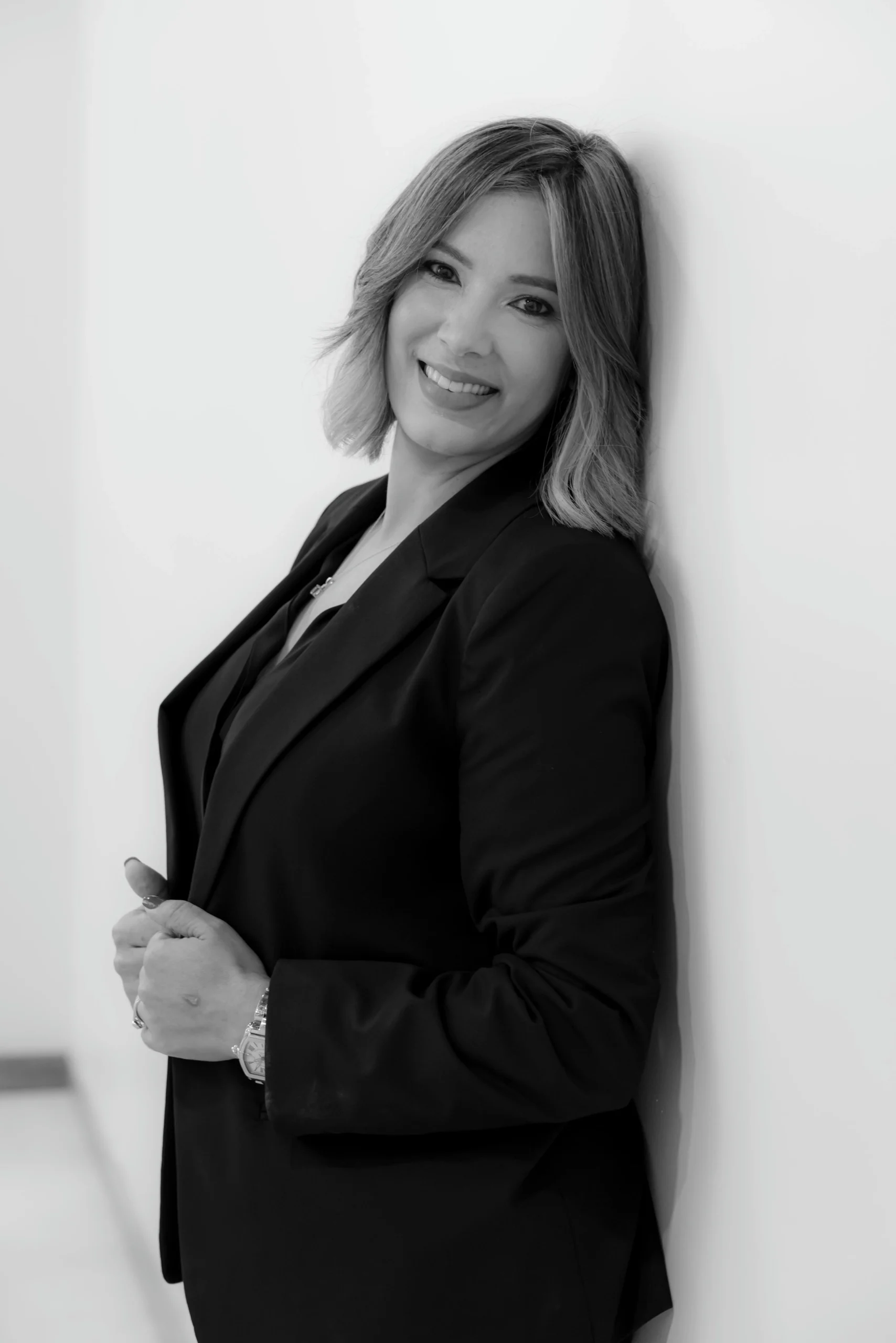 Profesional de negocios posando para una sesión fotográfica corporativa en estudio en RD.