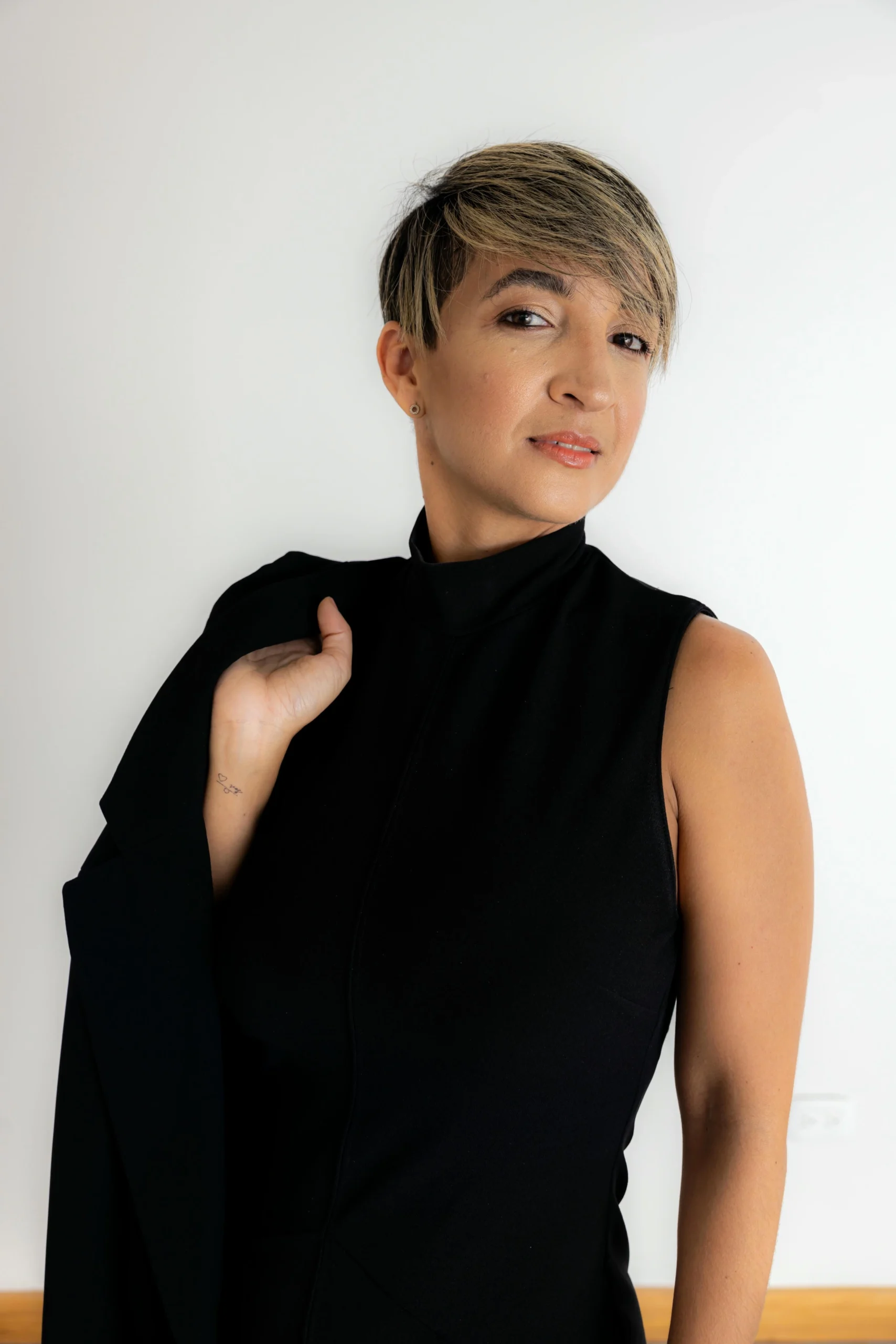 Estudio de fotografía moderno en Santo Domingo, diseñado para sesiones fotográficas corporativas.