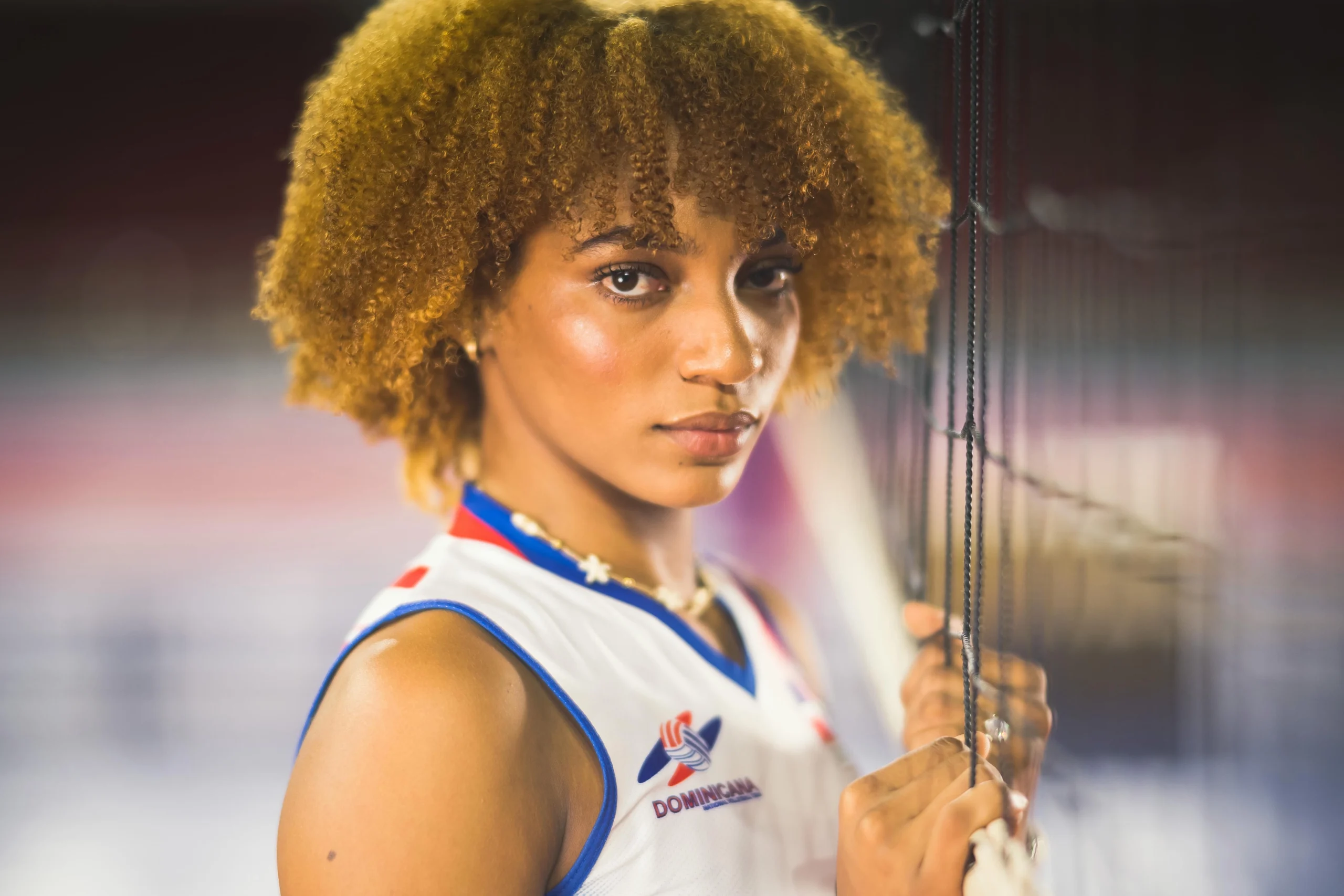 Retrato de equipo de voleibol en pleno salto con iluminación flash en Santo Domingo.