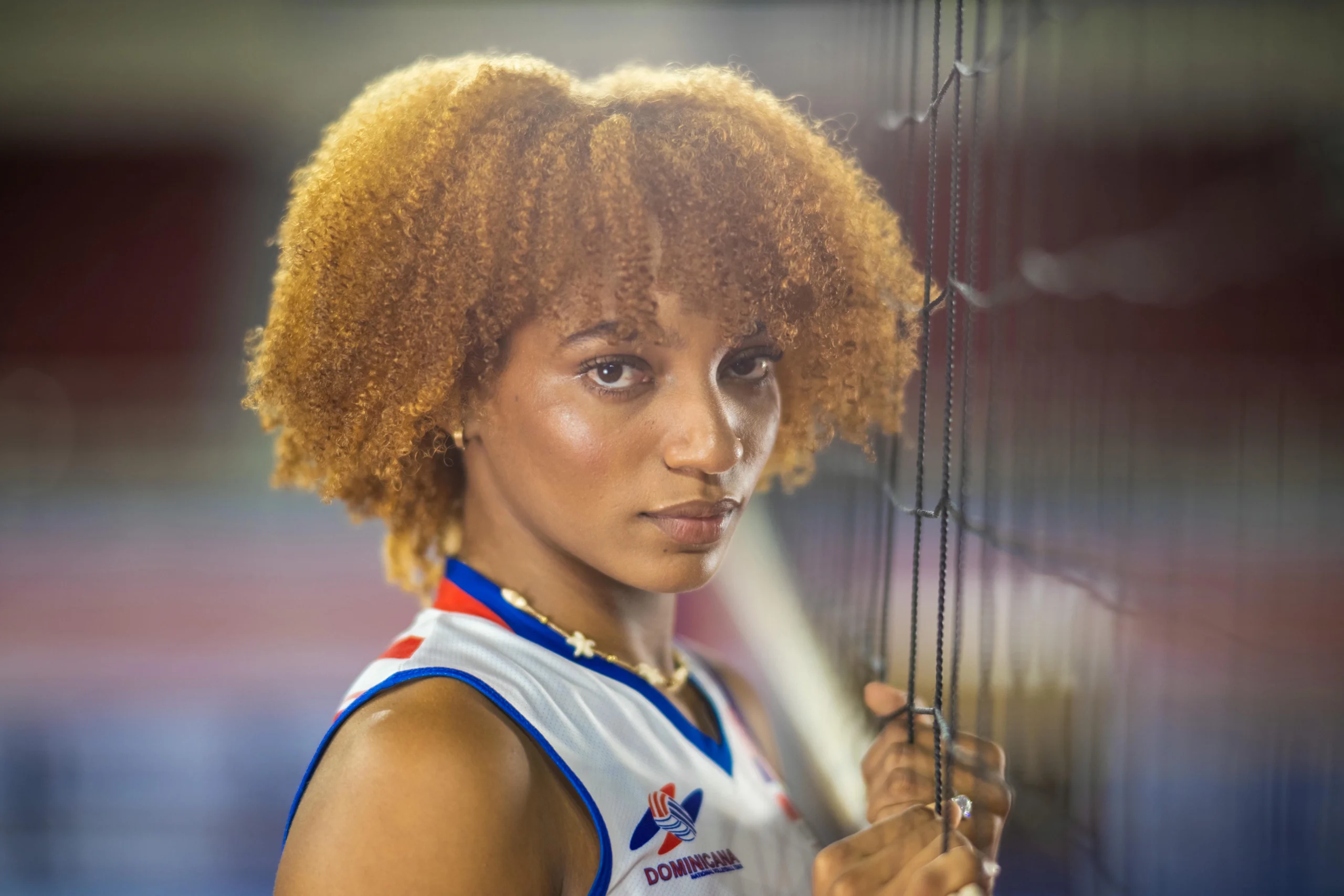 Sesión de fotos para jugadores de voleibol en parque con flash en Santo Domingo.