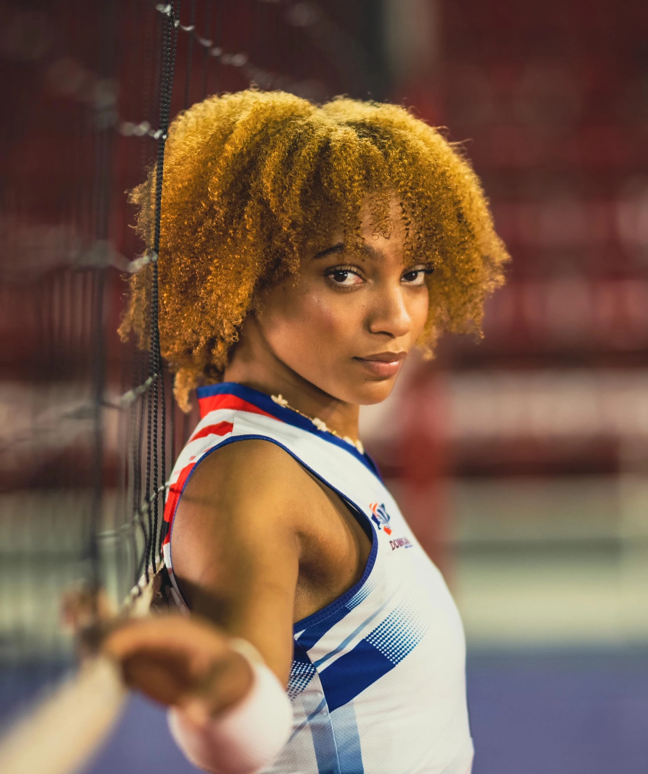 Fotografía de jugadora de voleibol en recepción con flash en Santo Domingo.