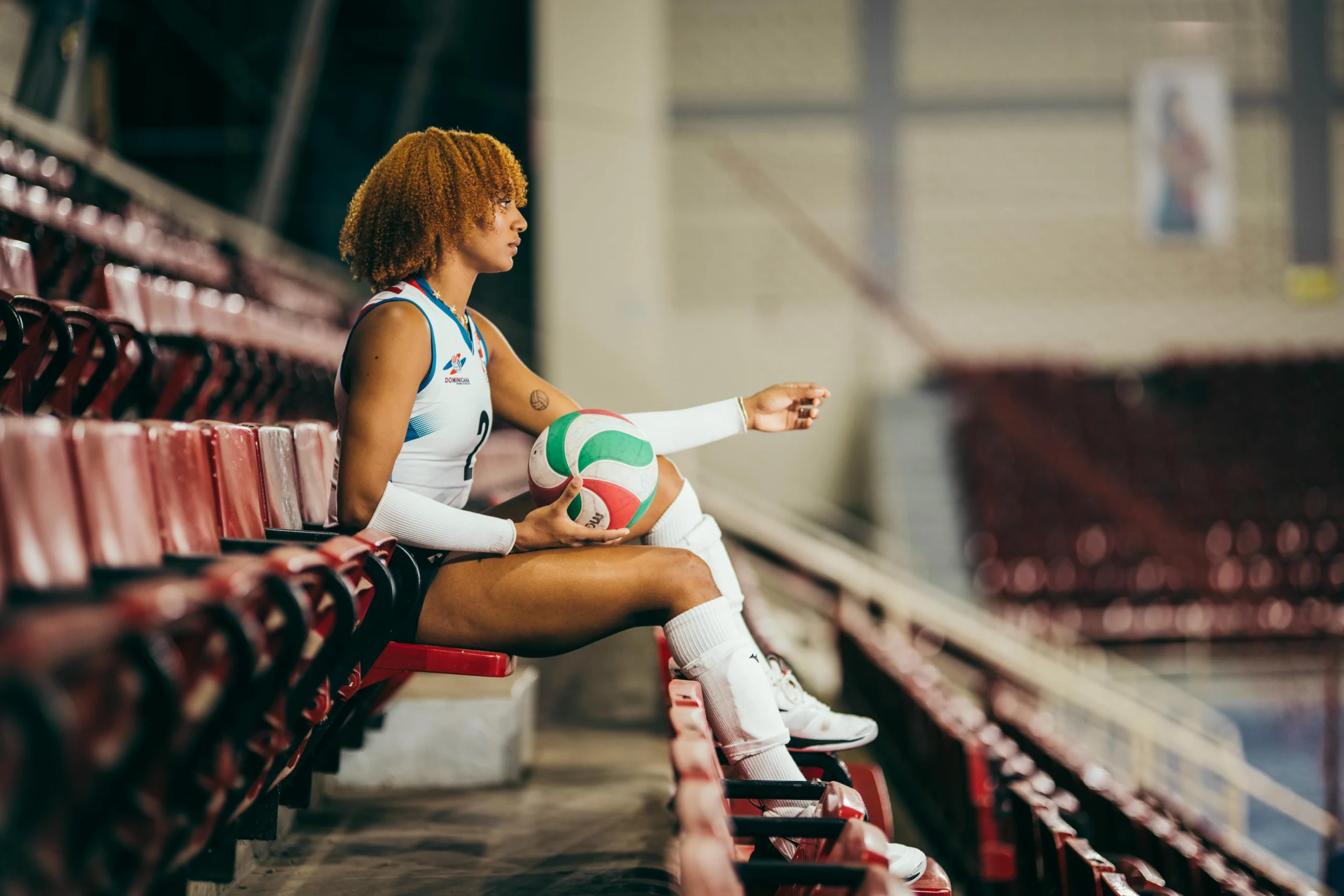 Sesión de fotos para jugadores de voleibol en entorno urbano con flash en Santo Domingo.