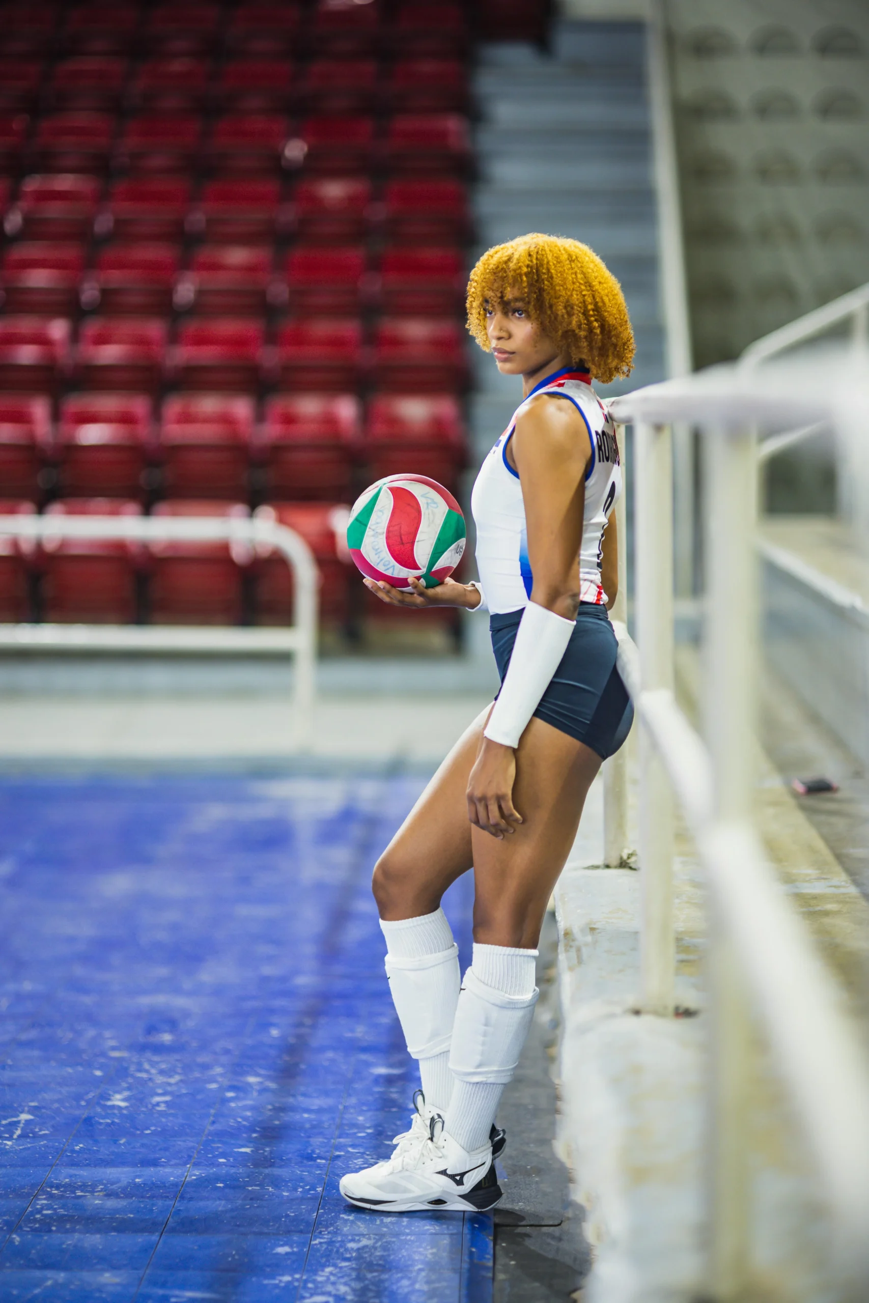 Retrato de equipo de voleibol en acción con flash en Santo Domingo.
