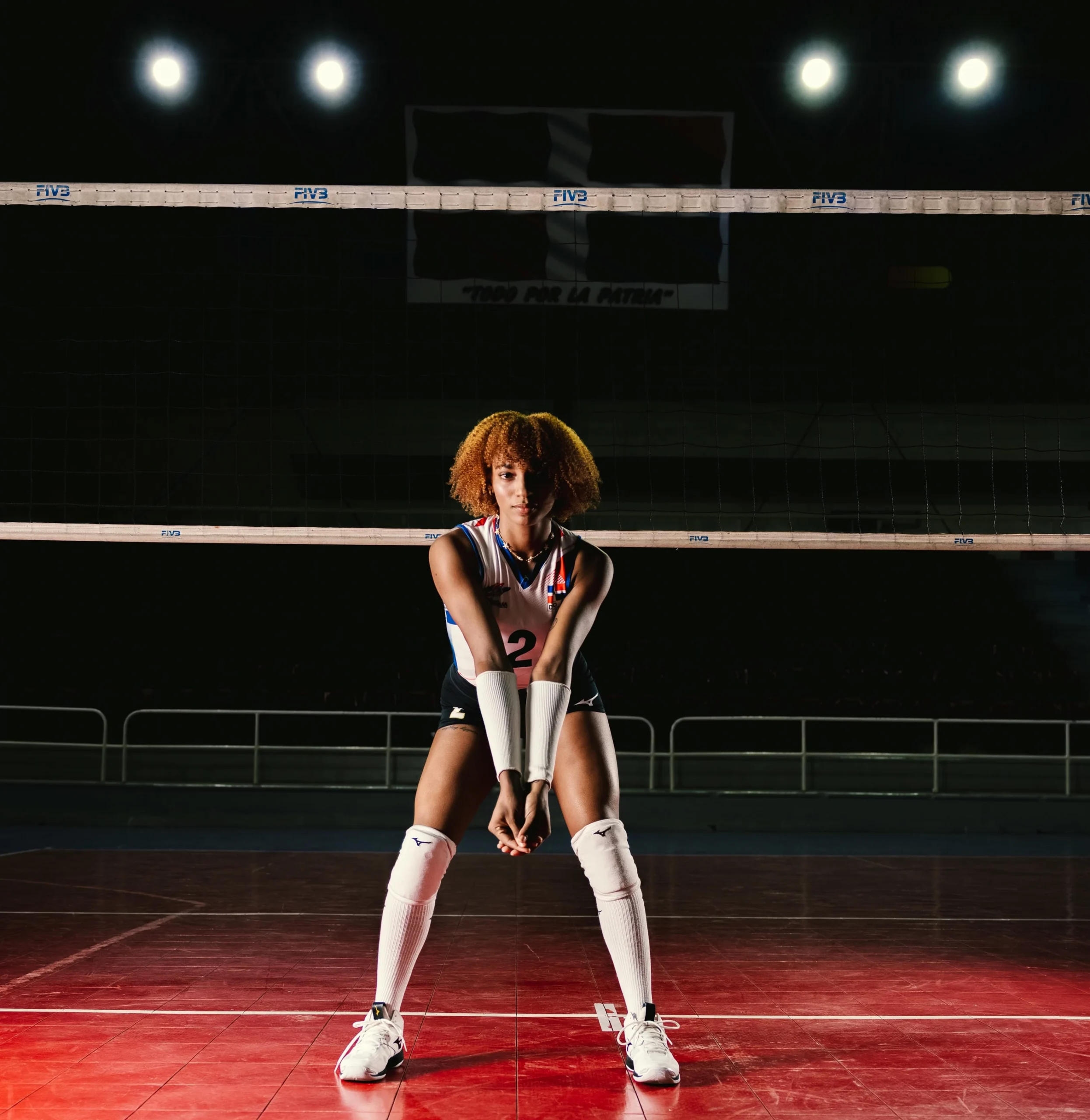 Retrato de equipo de voleibol en entrenamiento nocturno con flash en Santo Domingo.

