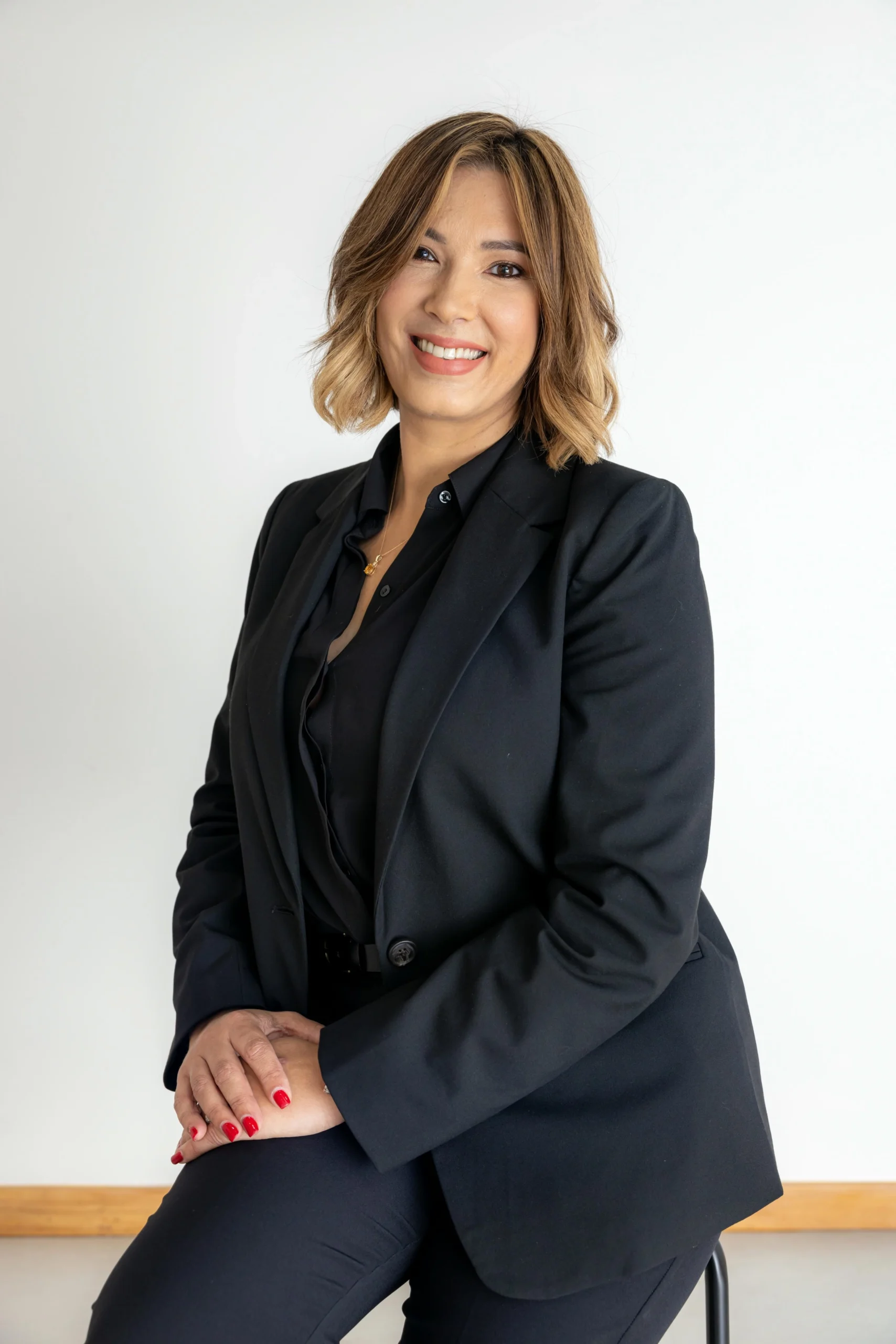 Sesión de fotos corporativas en estudio, capturando a profesionales de negocios en un ambiente pulido.