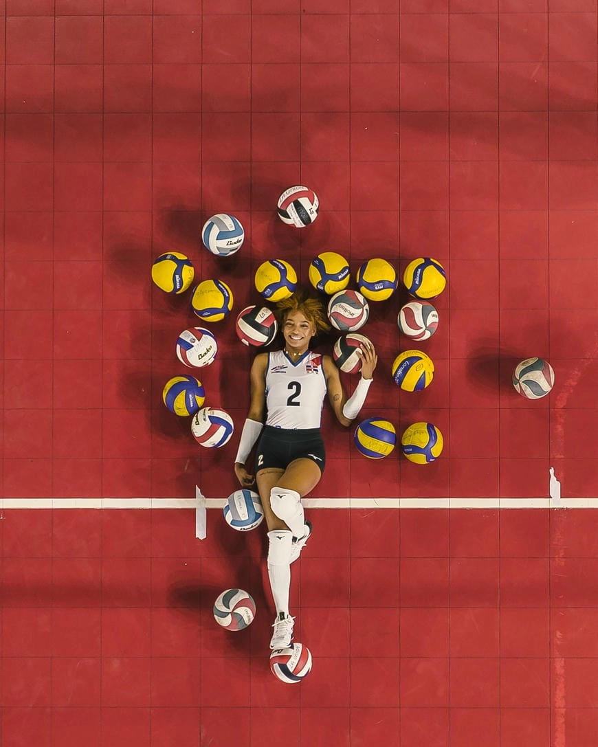 Sesión de fotos de voleibol en cancha abierta con flash en Santo Domingo.