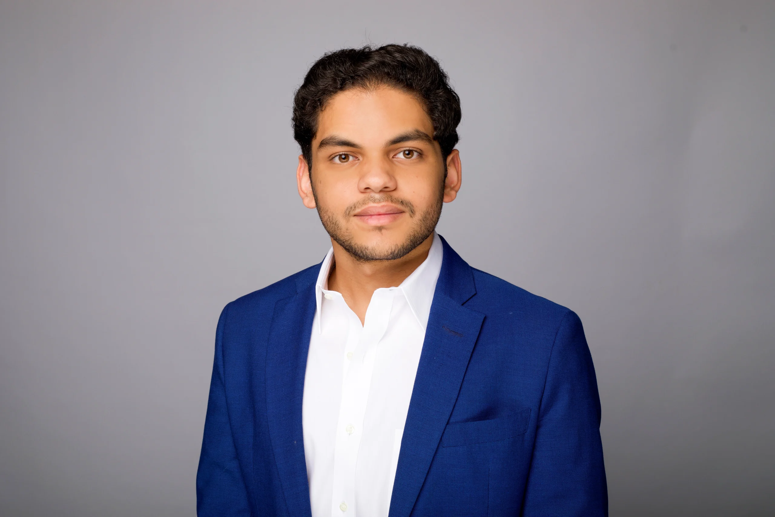 Retratos Corporativos Profesionales – Retrato profesional de ejecutivo con fondo gris neutro y luz de estudio